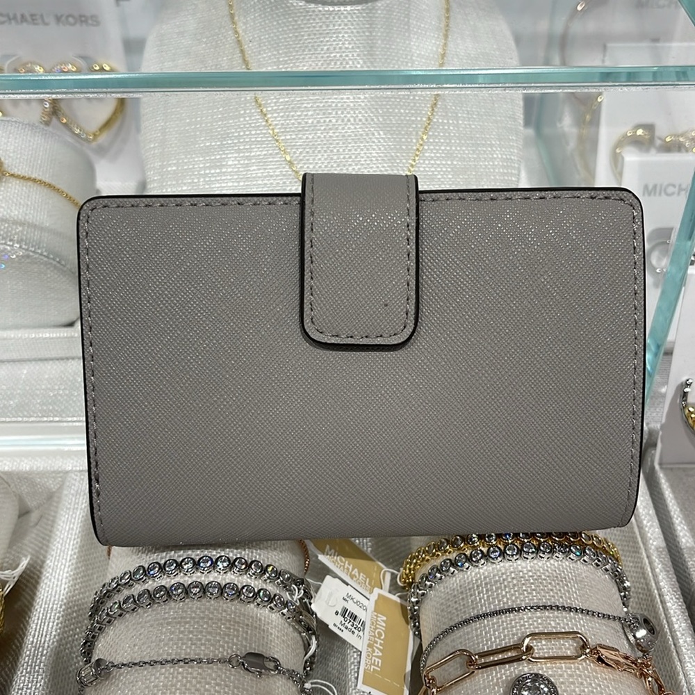 MICHAEL KORS Medium Saffiano Leather Bifold Zip CN Wallet
PEARL GREY
NWT - Picture 5 of 16